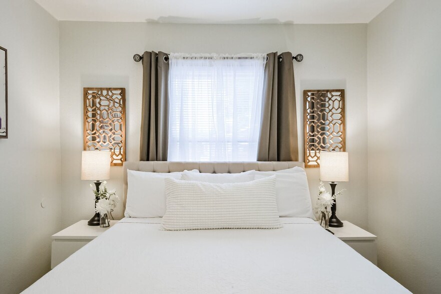 Primary Photo - 1327 W 21st St