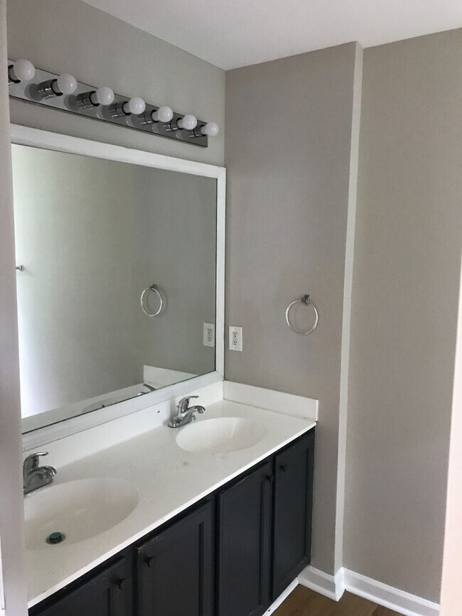 Building Photo - Great 3 Bedroom 2.5 Bath End Unit Townhome!