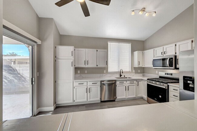 Building Photo - Fully Renovated Single Story 3bd/2bth Single Family Home