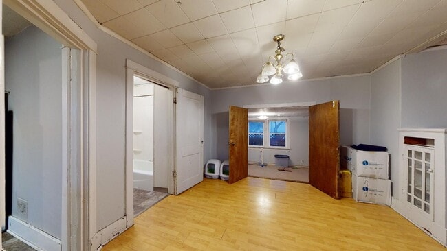 Building Photo - Walk to Restaurants and Shopping