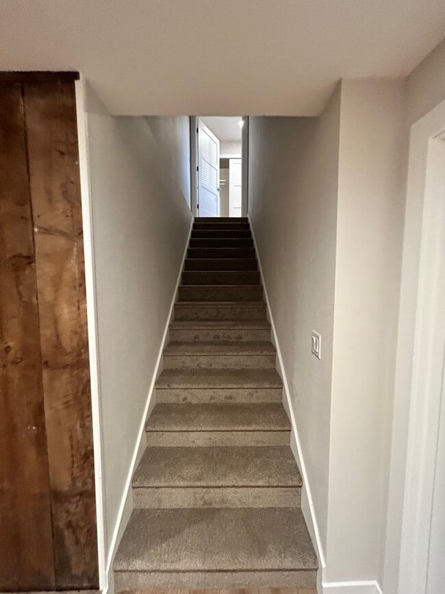 Building Photo - Rare 5-bedroom House with 1 Car Garage in ...
