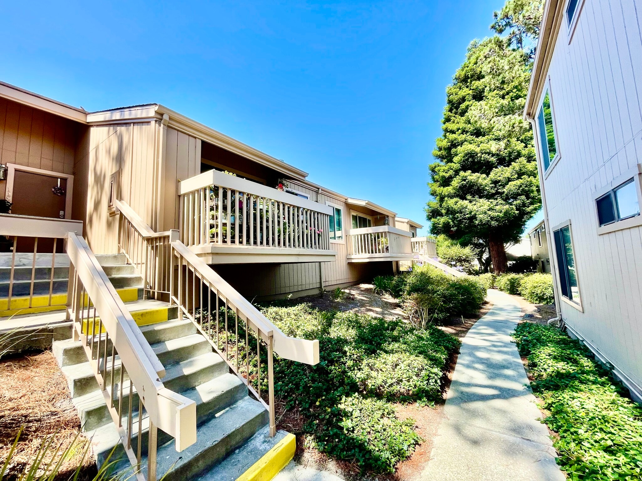 Building Photo - 300 Glenwood Cir