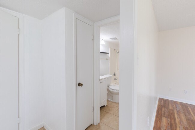Building Photo - 15919 Golf Club Dr