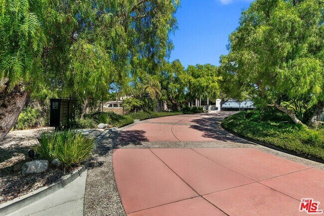 Building Photo - 6435 Zumirez Dr
