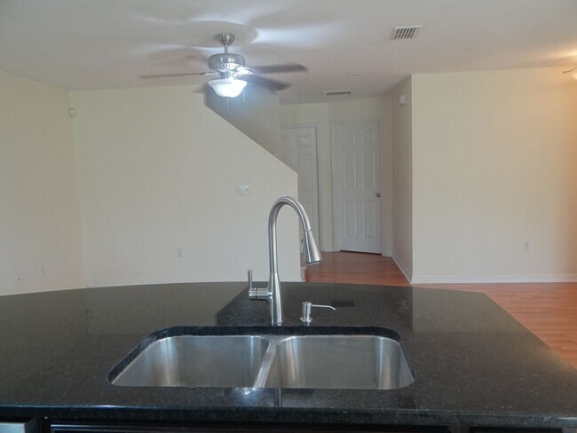 Building Photo - 4 bedroom, 2.5 bath, 1 car garage townhouse