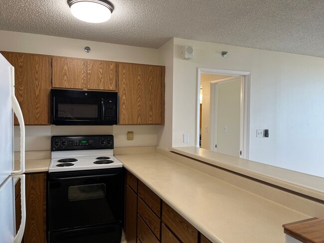 Building Photo - Pearl Regency 1 bedroom, 1 bath condo, wit...
