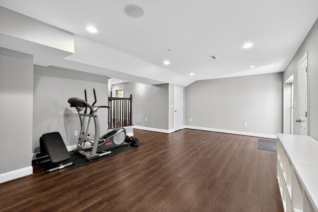 Building Photo - 4 Bed, 4.5 Bath Single Family Home in Clar...