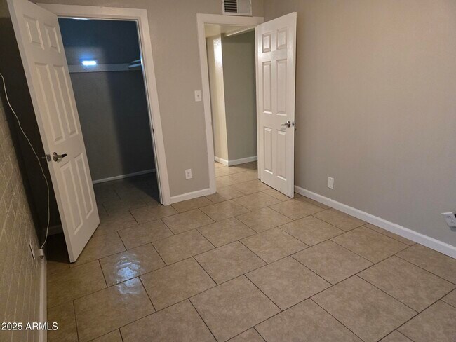 Building Photo - 902 E Southern Ave