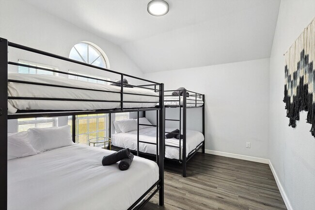 Building Photo - 521 E Robin Ct