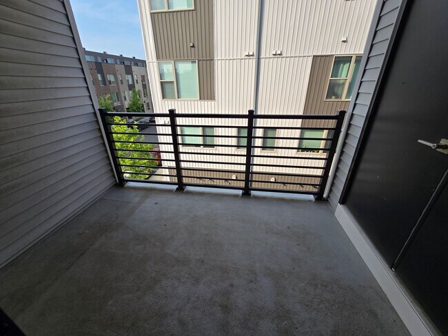 Building Photo - Gorgeous 3BD/2.5BA Waterfront Townhome!