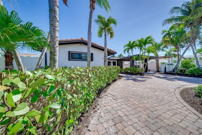 Building Photo - 1704 SW 5th Ct