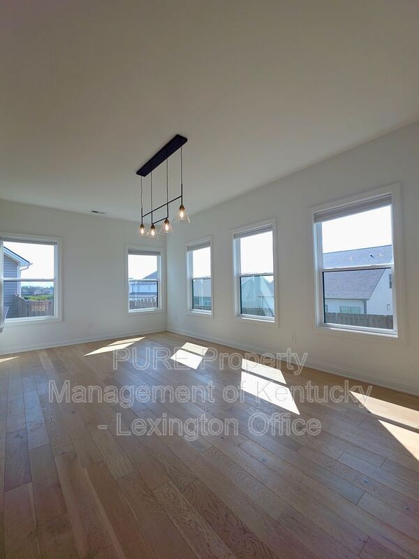 Building Photo - 728 Shaker Dr