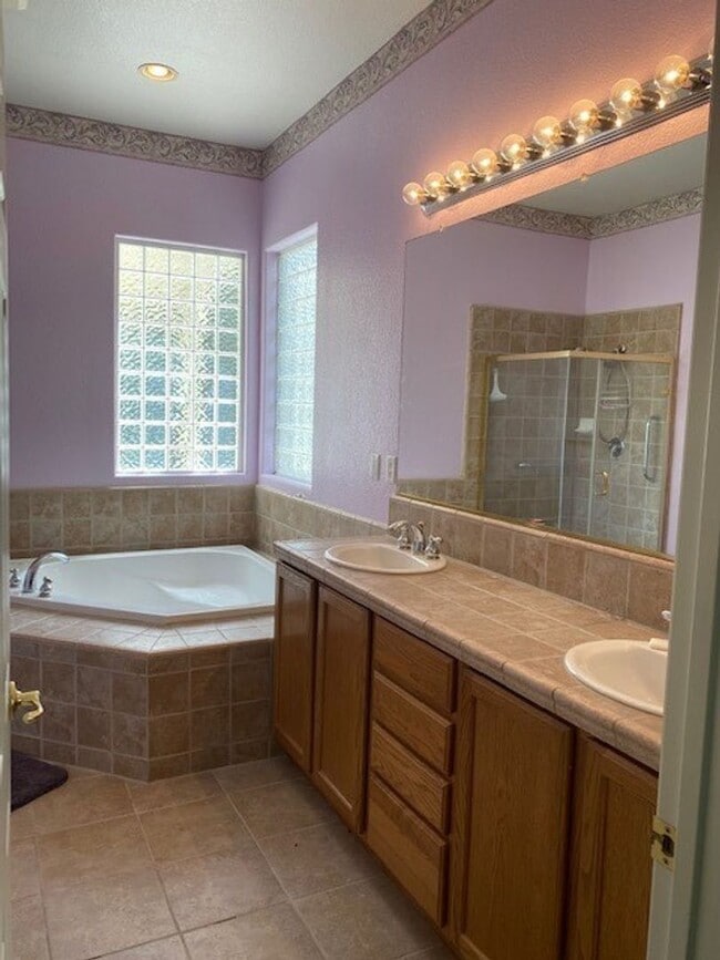 Building Photo - Huge 4 Bed 2 Bath + Den Golf Course Hom...