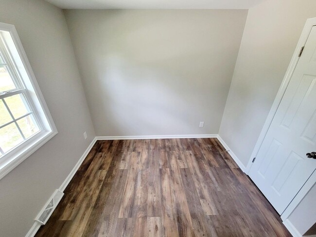Building Photo - 3 Bed 1 Bath Newly Remodeled Home in Burli...