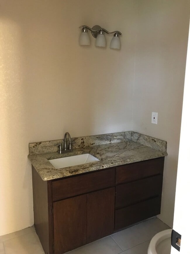 Building Photo - 4 bed 2 bath home
