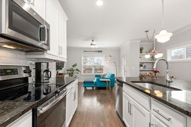 Building Photo - 2223 Burns St