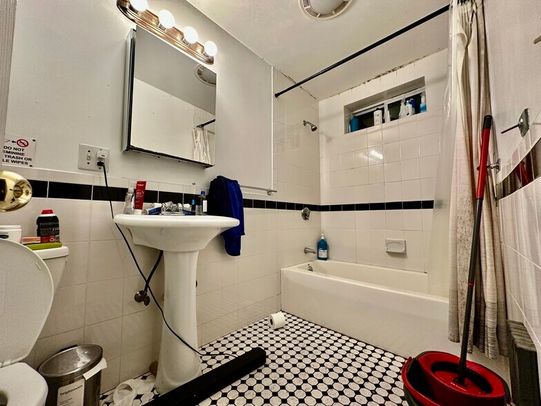 Building Photo - 19 Saint Lukes Rd