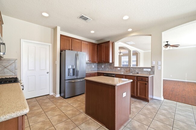 Building Photo - ***APPLICATION CURRENTLY UNDER REVIEW***Spacious Cul-de-sac home located close to Seaworld, Lackl...