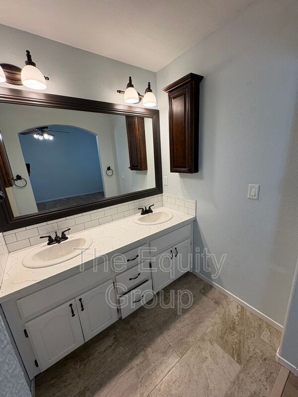Building Photo - 3524 S Lincoln Ct