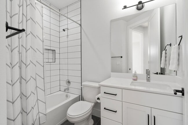 Building Photo - 1405 Perez St