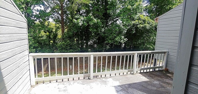 Building Photo - Spacious 2 Bedroom, 2.5 Bathroom Townhome in Homewood