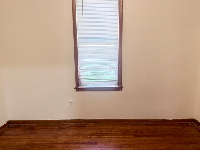 Building Photo - 1633 W 38th St