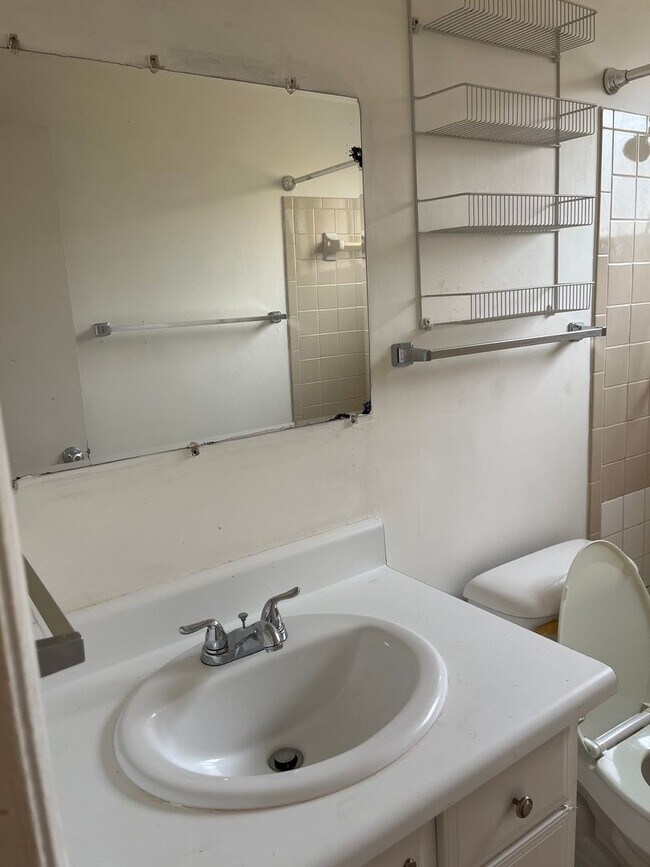 Building Photo - 2 Bed, 1 Bath Apartment