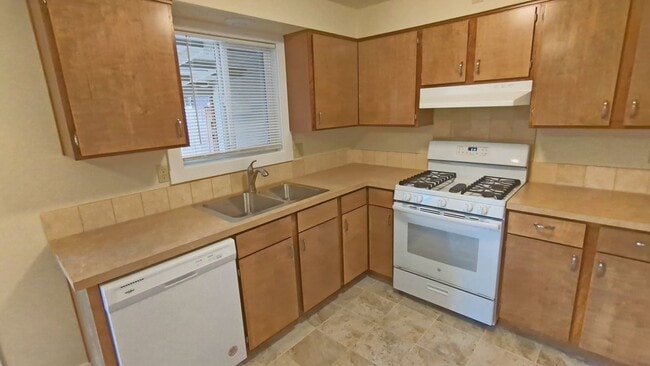 Building Photo - 2 bedroom 1 bath single level duplex