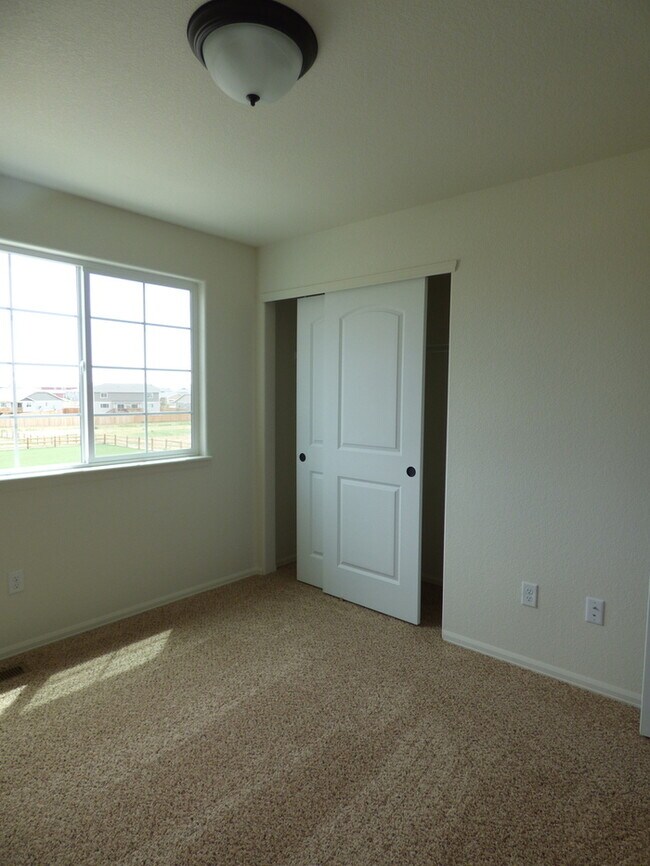 Building Photo - Spacious and Beautiful 3 Bed, 2.5 Bath Hom...