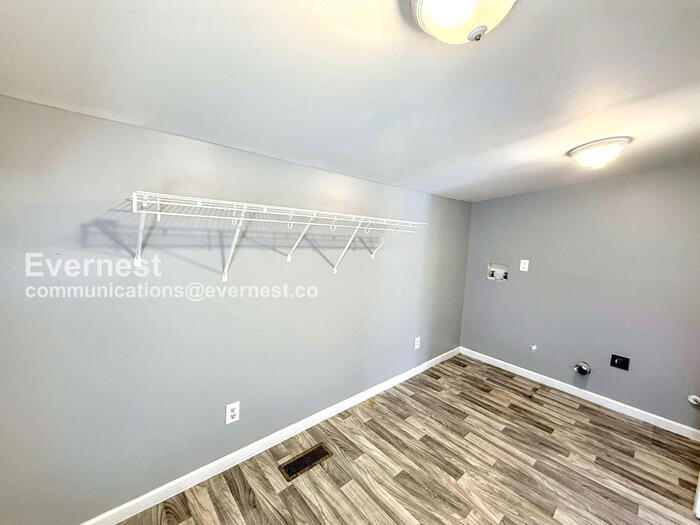 Building Photo - 2907 Lakeside Dr