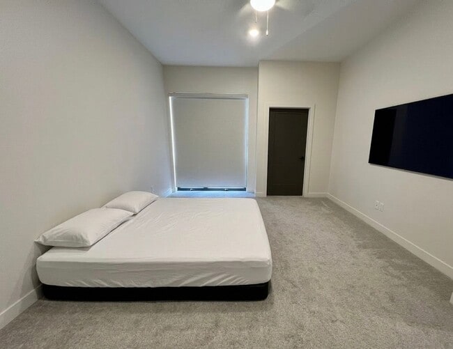 Building Photo - Modern Condo on West Side of Manhattan!