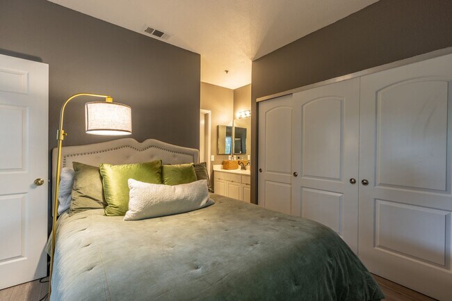 Building Photo - 2 bed/2 bath Upstairs Condo!