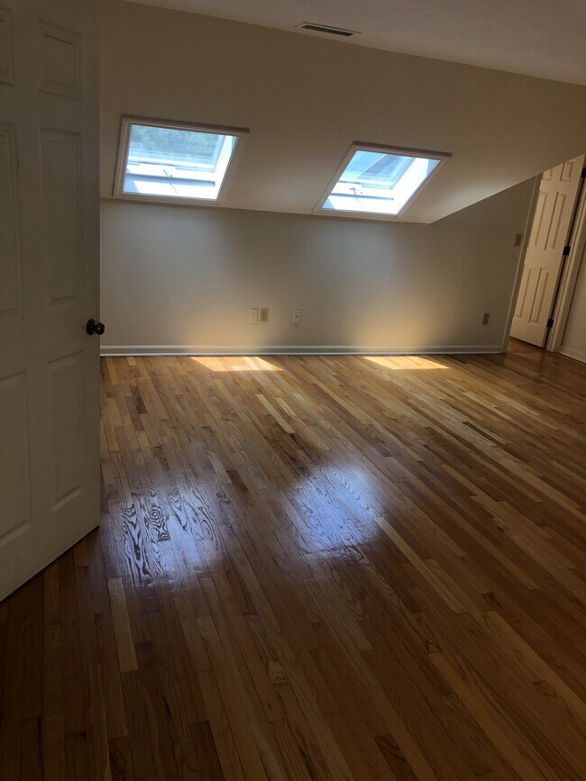 Building Photo - 16 Village Victoria