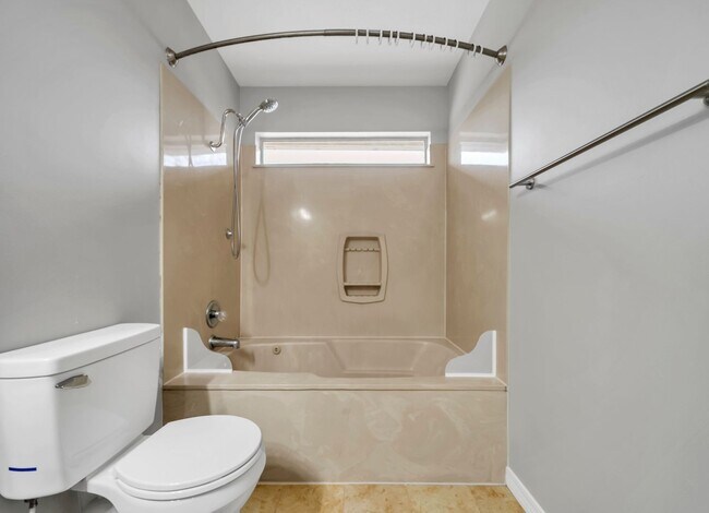 Building Photo - Charming East Navarre Home