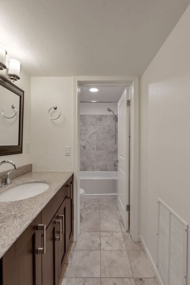 Building Photo - Great 1bed 1bath Location in Kirkland! Parking and W/S/G included in rent