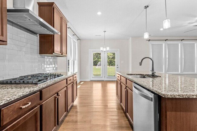 Building Photo - 5 bedroom 3.5 bath home in desired community