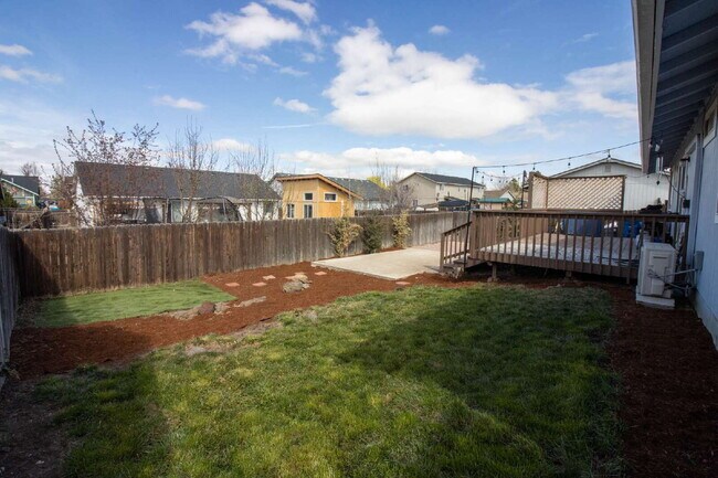 Building Photo - MOVE IN SPECIAL IF YOU SIGN LEASE BY 4/15/2026!!!!!!! Newly Updated 3/2 Home in SW Redmond