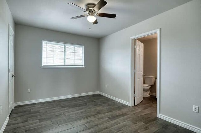 Building Photo - 107 Castleberry Ct
