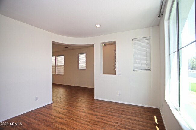 Building Photo - 1090 W Caroline Ln