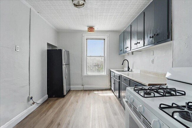 Building Photo - 335 47th St