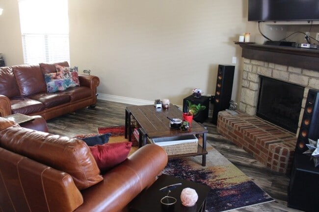 Building Photo - Fantastic home located in West Hill