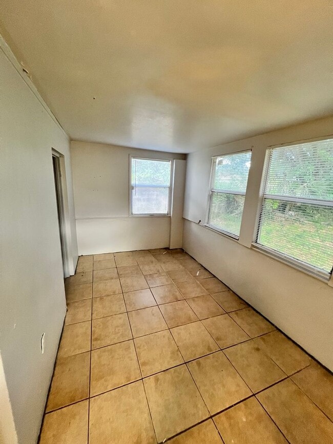 Building Photo - 2 BEDROOM 1 BATH SINGLE FAMILY HOME WITH A SEPARATE DEN (POSSIBLE 3RD BEDROOM)