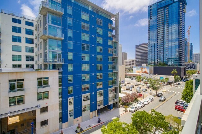 Building Photo - Modern 2 bed / 2 bath Condo in Little Ital...