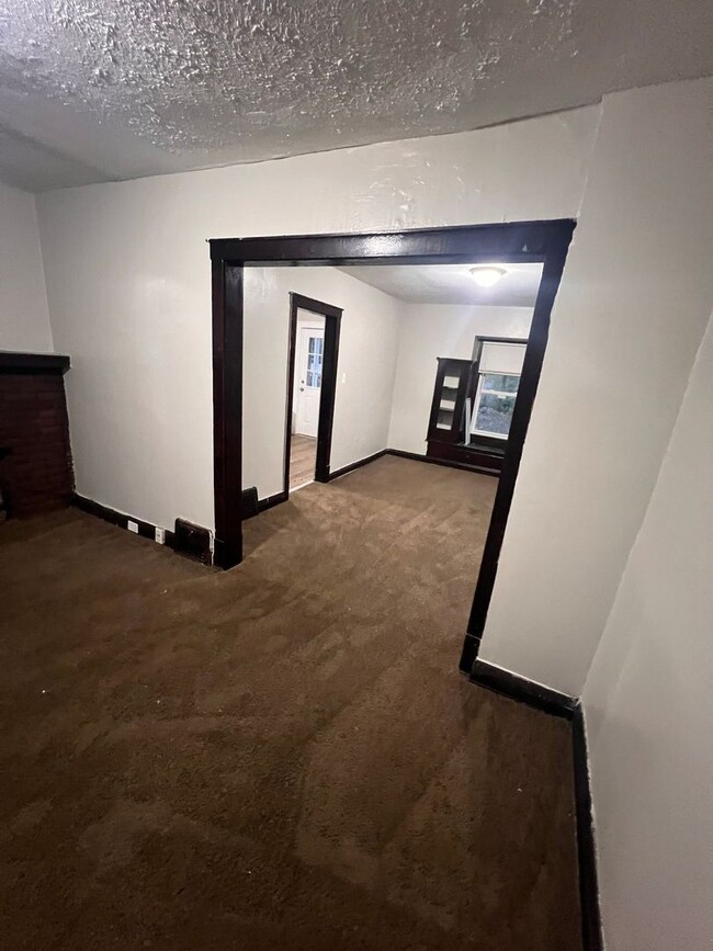 Building Photo - Section 8 Accepted: Affordable 3 Bed, 1 Ba...