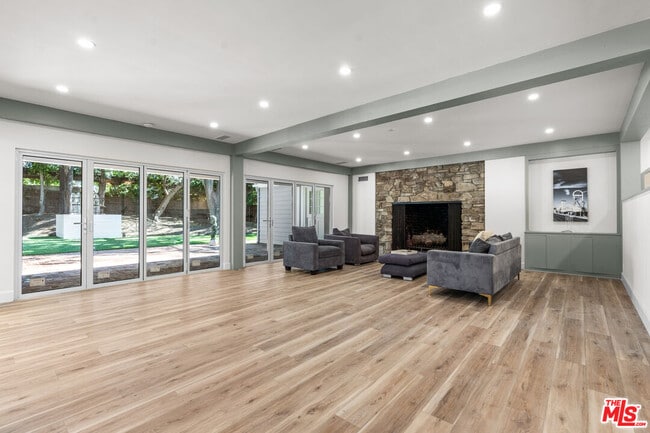 Building Photo - 926 N Alpine Dr