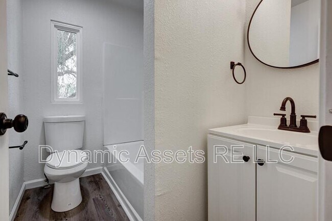 Building Photo - 705 N Cayuga St