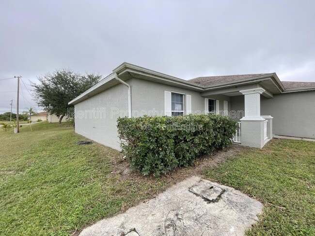 Building Photo - 1429 NE 5th Ave