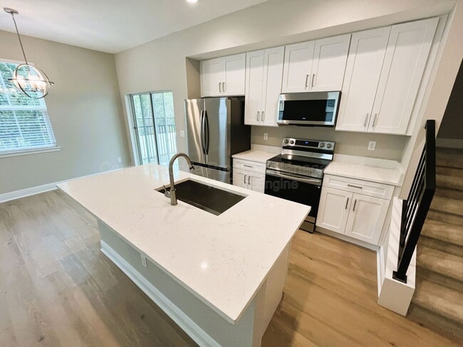 Building Photo - 2220 S Bumby Ave