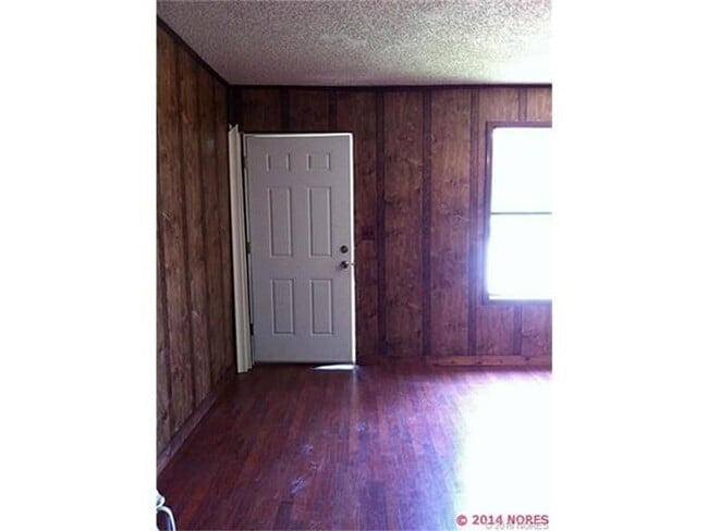 Building Photo - Comfortable living in this 3-bedroom, 1-bath home