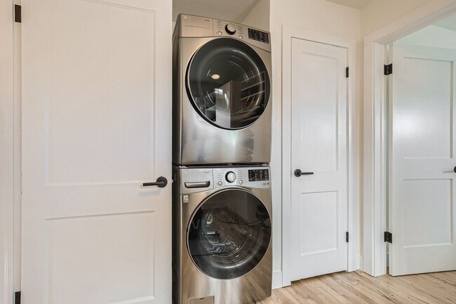 Building Photo - Updated 3BD/ 2BA home in Denver, CO! Available January 1st